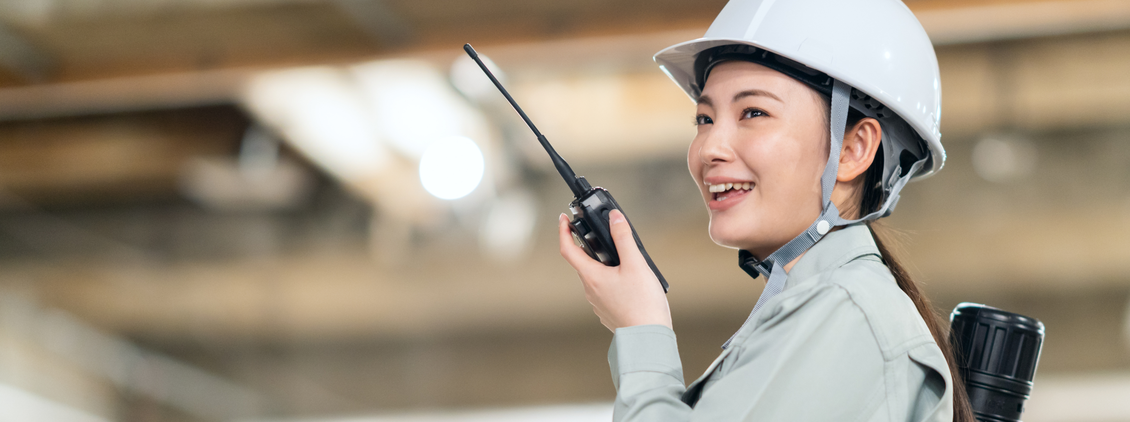 無線機で連絡を取る現場スタッフ